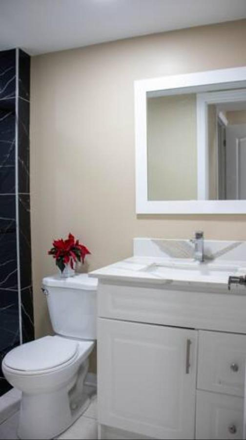 Riz Khan Peaceful Mississauga Home ภายนอก รูปภาพ