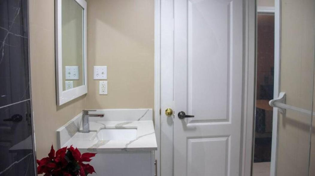 Riz Khan Peaceful Mississauga Home ภายนอก รูปภาพ
