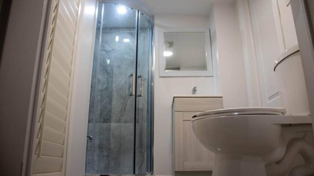 Riz Khan Peaceful Mississauga Home ภายนอก รูปภาพ