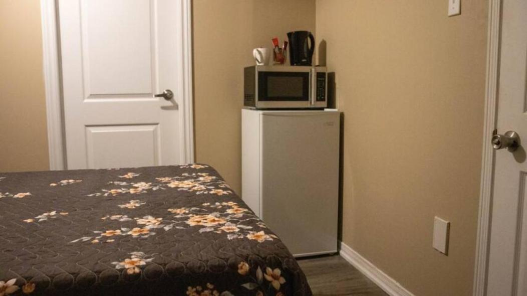 Riz Khan Peaceful Mississauga Home ภายนอก รูปภาพ