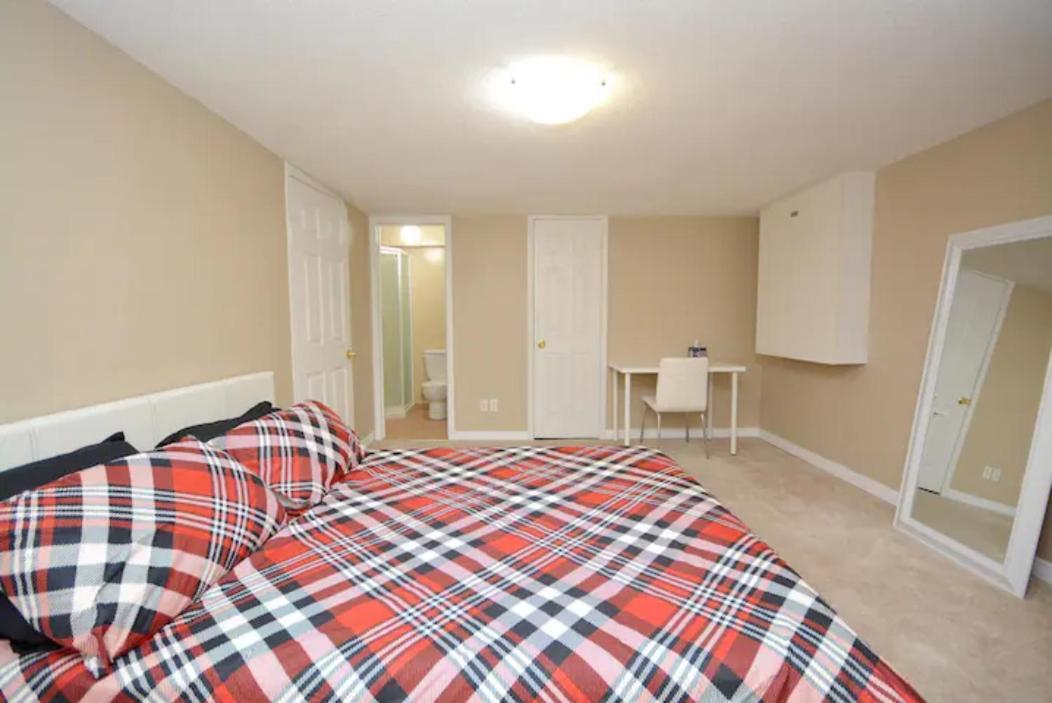 Riz Khan Peaceful Mississauga Home ภายนอก รูปภาพ